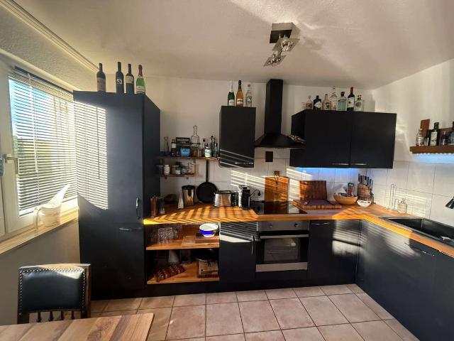 Ganz oben, ganz ruhig: helle 3 Zimmer Wohnung mit 2 Loggien, Fernblick & Einbauküche