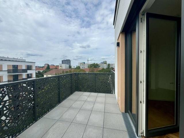 Ganz oben in Friedrichshain: Ihr Logenplatz mit Fernsehturm Blick