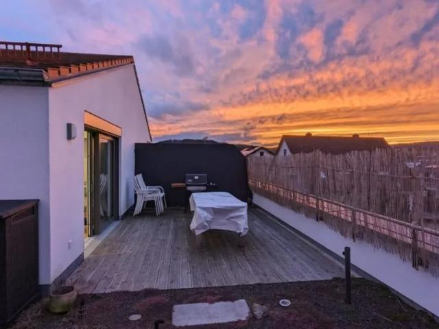 Ganz oben mit herrlicher Dachterrasse 2 Zimmer Wohnung mit EBK und TG Stellplatz