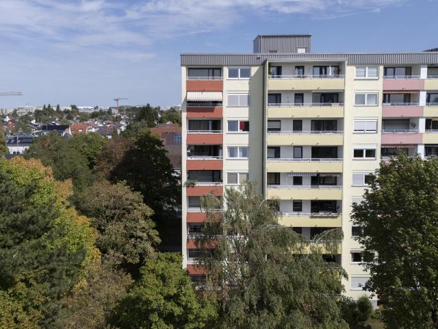 Ganz oben wohnen: Bezugsfreie 3 Zi Eckwohnung mit Westloggia, Tageslichtbad und Weitblick