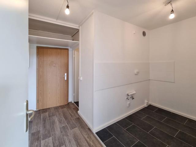 Ganz oben wohnen und Weitblick genießen! Wir renovieren 1 Zimmer Wohnung! * AB NOVEMBER *!