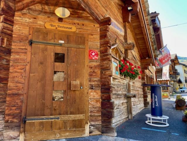Ganzjährig beliebtes Restaurant mit Wohnung und Dent Blanche Blick