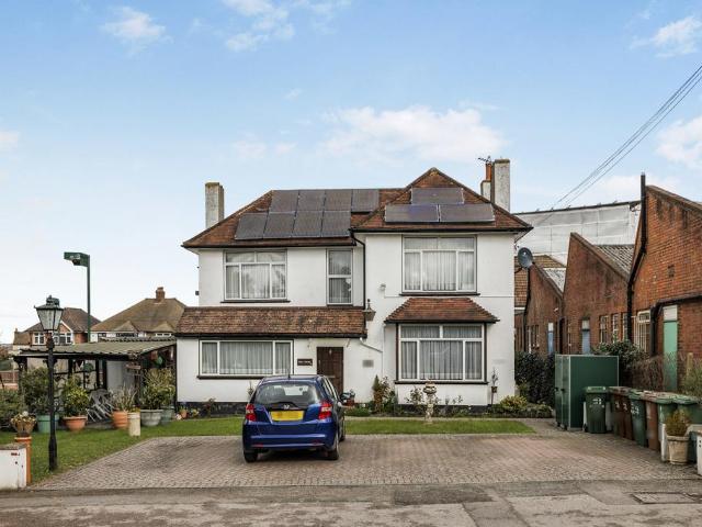 Gander Green Lane, Sutton, SM1 2 bed flat to rent £1,350 pcm £312 pw