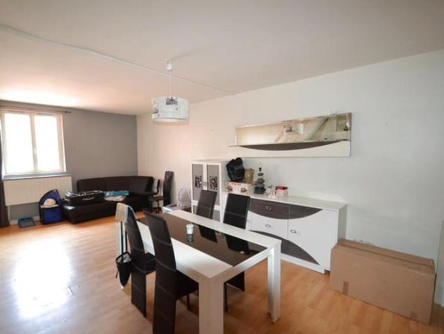 gannat centre, f2 bis de 51 m² en duplex