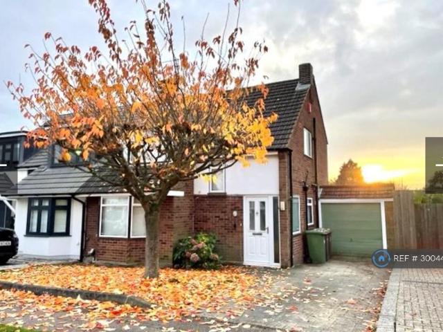Gables Avenue, Borehamwood, WD6 3 bed semi detached house to rent £2,450 pcm £565 pw