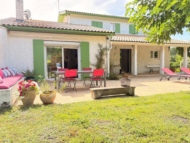 PROPRIETE EN PIERRE 5 PIECES 140 M2 ET DEPENDANCES DE 120 M2 TERRAIN DE 8 000 M2 GAILLAN EN MEDOC
