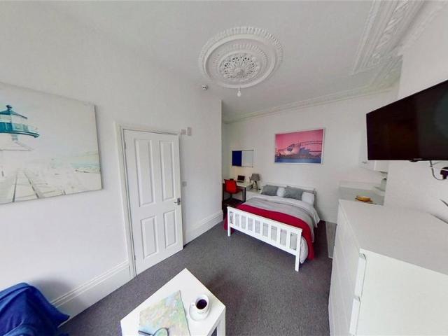 Gains Road, Hampshire PO4 1 bed in a house share to rent £700 pcm £162 pw