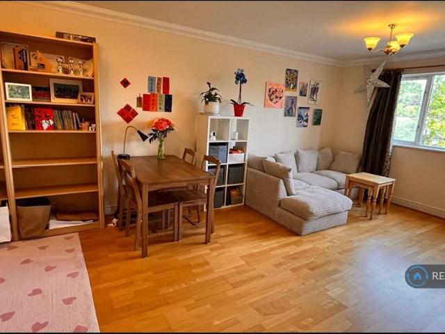 Gainsborough Court, Bromley, BR2 2 bed flat to rent £1,700 pcm £392 pw