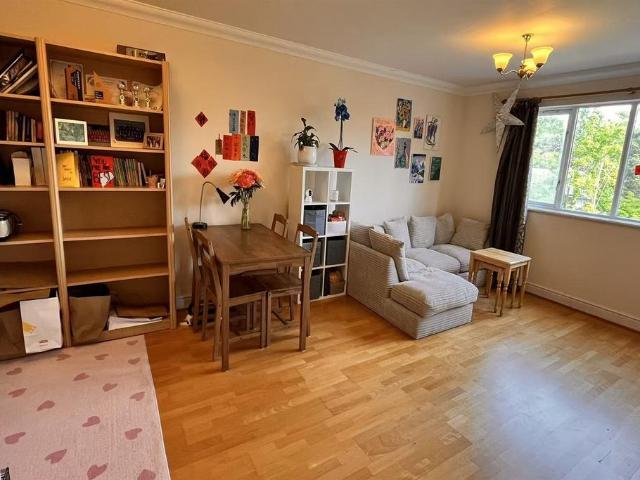 Gainsborough Court, Homesdale Road, BR2 2 bed apartment to rent £1,750 pcm £404 pw
