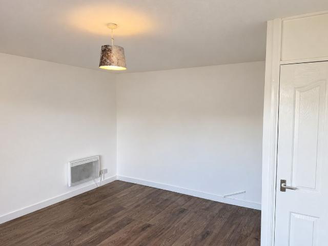Gainsborough Court, Stockingstone Road, Luton LU2, 2 bed flat to rent, £1,300 pcm | PrimeLocation