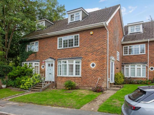 Gainsborough Court, Walton on Thames. 4 bed mews to rent £2,890 pcm £667 pw