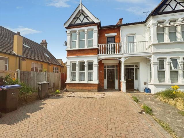 Gainsborough Drive, Westcliff On Sea SS0, 4 bed end terrace house to rent, £2,200 pcm | PrimeLocation