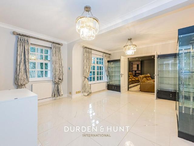 Gainsborough Place, Chigwell, IG7