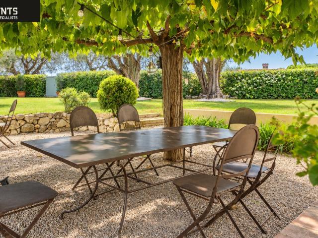 GAIRAUT Domaine de Châteauneuf: a charming, south facing fam. 174m² Nice