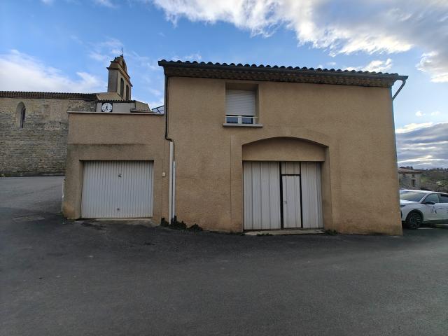GAJA ET VILLEDIEU Ensemble immobilier comprenant un appartement T3 de 47m2 avec terrasse 2 garages