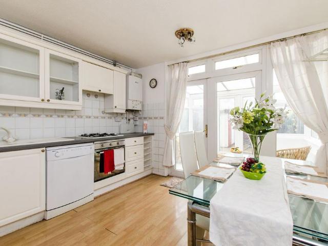 Gale Close, Mitcham, CR4 4 bed house to rent £2,500 pcm £577 pw