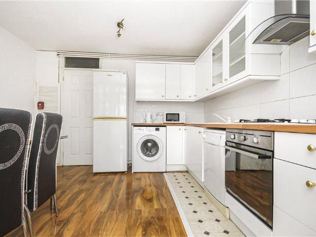 Gale Close, Mitcham, CR4 4 bed terraced house to rent £2,375 pcm £548 pw