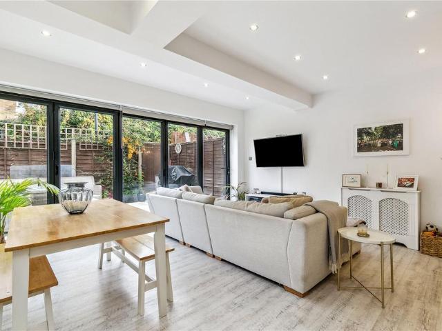 Galesbury Road, London, SW18 2 bed flat to rent £3,000 pcm £692 pw