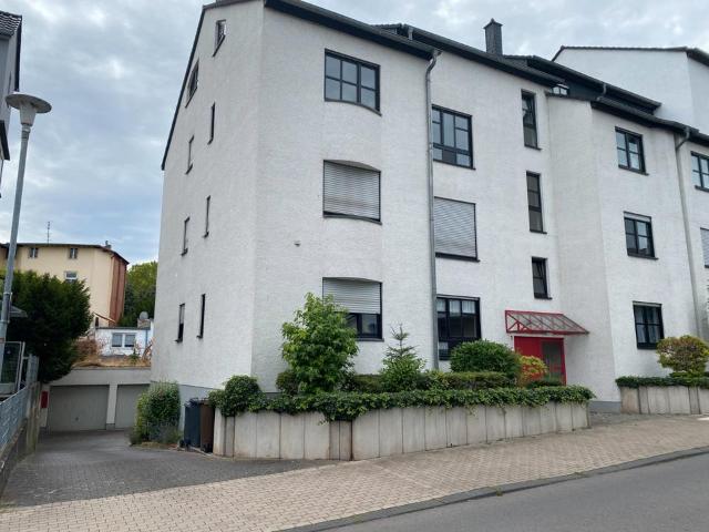 Galeriewohnung mit Garage und Kellerenteil