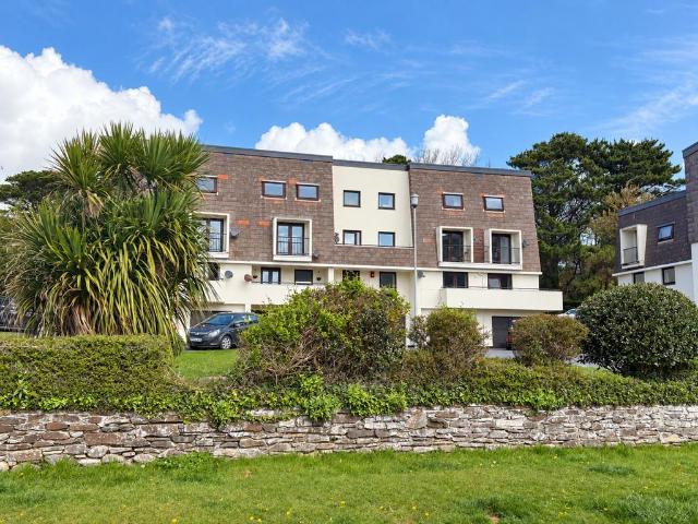 Galleon Court, Newquay TR7 2 bed maisonette to rent £1,150 pcm £265 pw