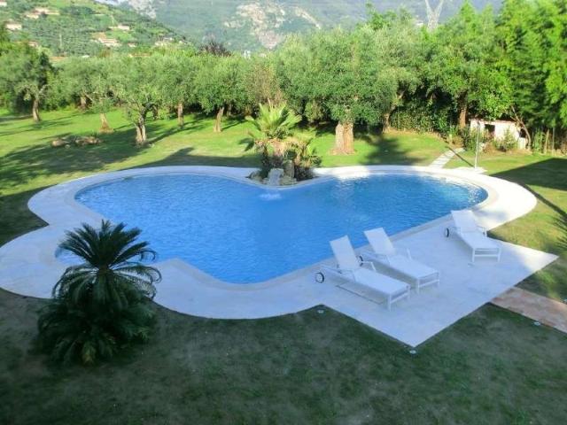 Servizi Descrizione Richiedi informazioni su questo immobile Villa con piscina Galleria Fotografica