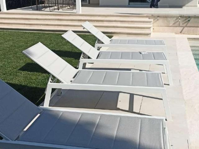 Villa con piscina di nuova costruzione in affitto e in vendita Richiedi informazioni su questo immobile Descrizione Servizi Galleria Fotografica