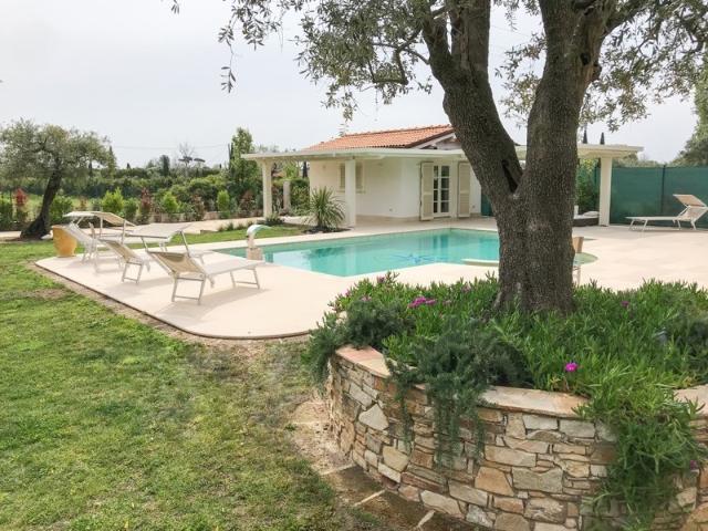 Servizi Descrizione Richiedi informazioni su questo immobile Galleria Fotografica Splendida villa con piscina e depandance