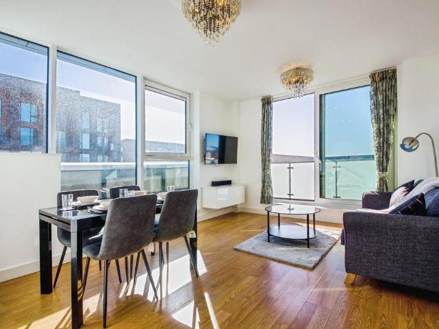 Gallions Road, London, E16 3 bed flat to rent £3,100 pcm £715 pw