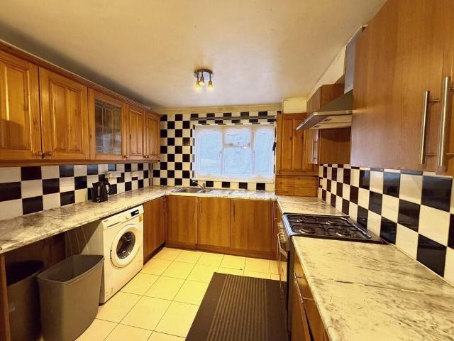 Gallon Close /Charlton SE7 3 bed terraced house to rent £2,450 pcm £565 pw