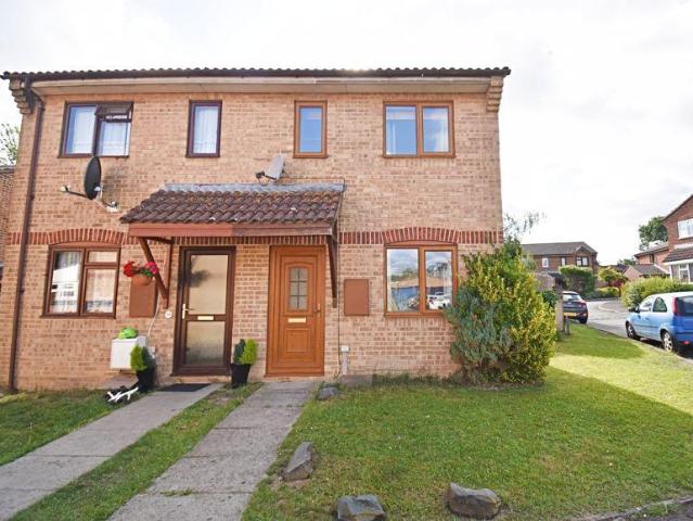 Galloway Close, Basingstoke RG22 2 bed semi detached house to rent £1,400 pcm £323 pw