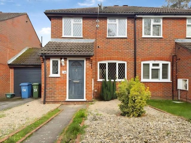 Galloway Close, Fleet, Hampshire, GU51 3 bed semi detached house to rent £1,900 pcm £438 pw