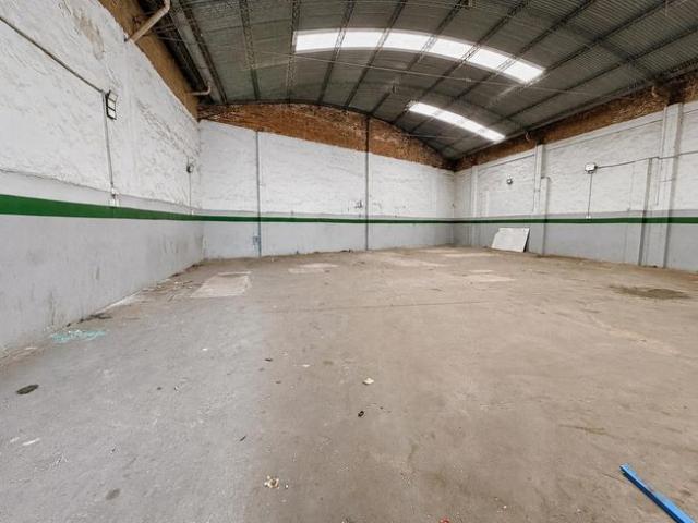 Galpón de 285 m² cubiertos c/ acceso vehicular Local de 80 mt2 con vidriera – Av. H. Yrigoyen