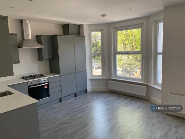 Gap Road, London, SW19 2 bed flat to rent £2,150 pcm £496 pw