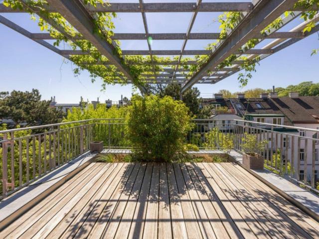 Gartentrakt in Grinzing: Penthouse auf Jahrhundertwendehaus mit großen Terrassen und Grünblick