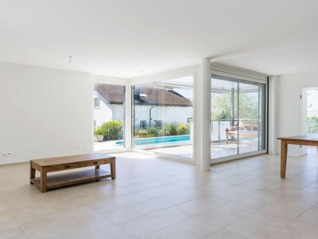 Gartenwohnung mit eigenem Pool zur Miete