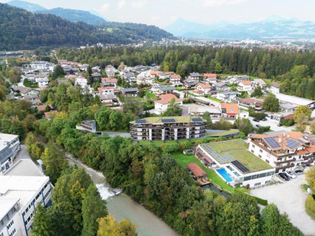 3 Zimmer Gartenwohnung mit ca. 121 m² Freiraum direkt am Kaiserbach