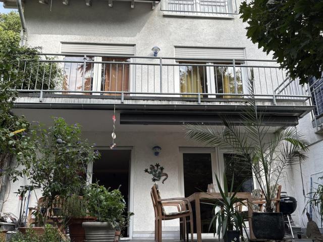 Garten Maisonette und Dachgeschoss Wohnung in Doppelhaushälfte