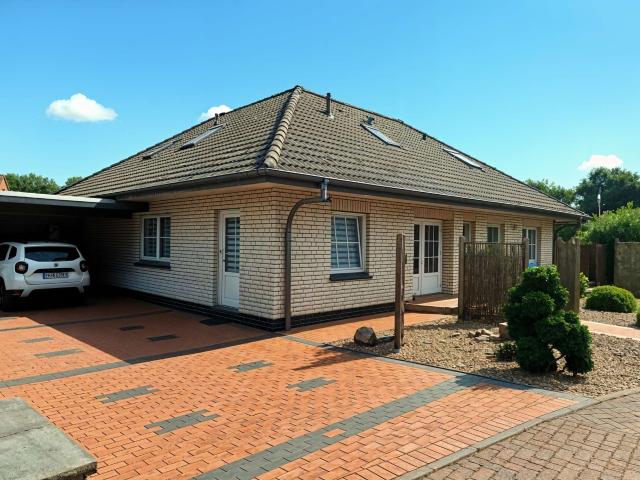 Gartenglück trifft Wohnkomfort und viel Platz: Bungalow mit ausgebauten Dachgeschoss in Drentwede