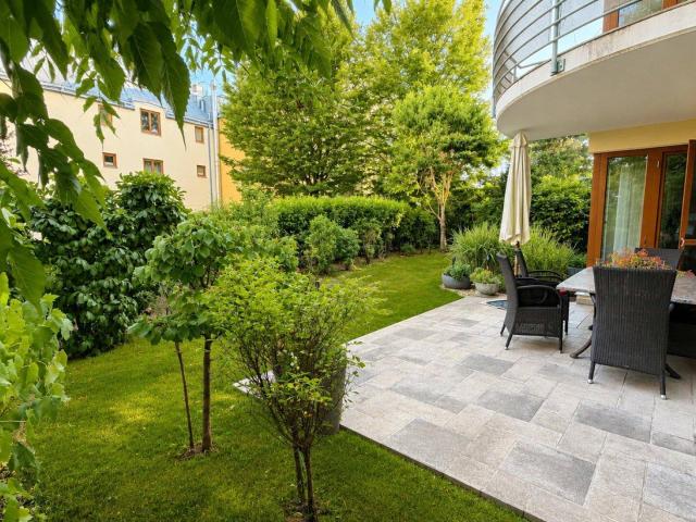 Gartenliebe trifft Wohnkomfort – 4 Zimmer mit rund 200 m² Eigengarten und 2 Garagenplätzen | ZELLMANN IMMOBILIEN