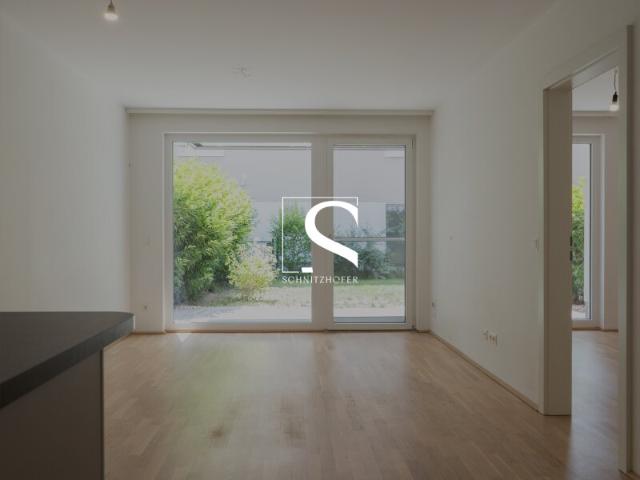 GARTENplatz.OBERNDORF | Neuwertige 2 Zimmer Gartenwohnung mit Tiefgaragen & Außenstellplatz
