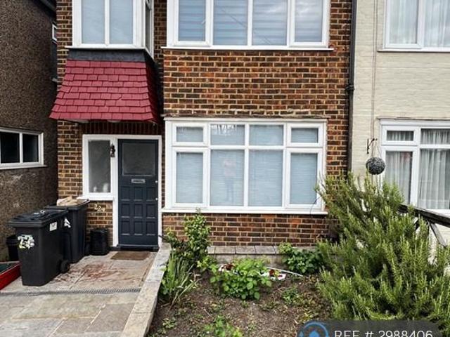 Garth Road, Morden, SM4 3 bed semi detached house to rent £2,450 pcm £565 pw