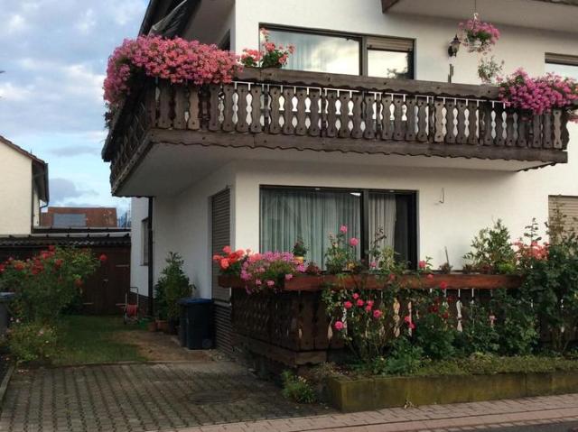 Gärtringen: Freistehendes Zweifamilienhaus mit ausgebautem DG