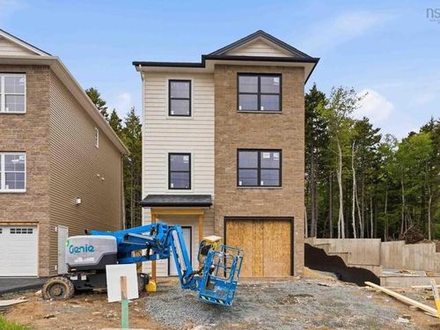 Gar 4 16 Garvey Court, Bedford, NS, B4B 2V6 Luxury House for sale | Listing ID 202616 | Royal LePage Carriage Trade Luxury Properties