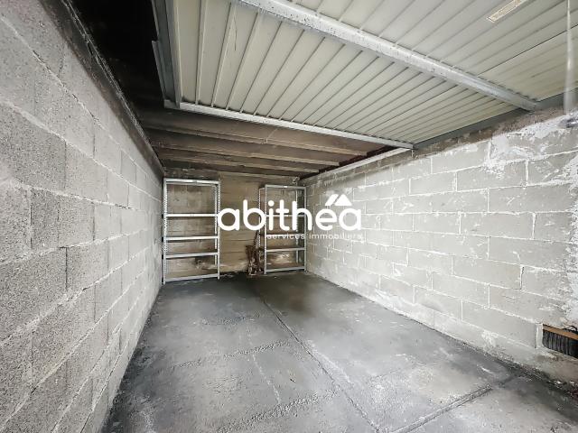 Garage ferme a louer en sous sol d une residence