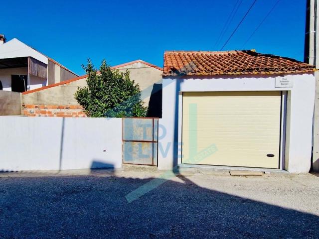 Garagem com logradouro e possibilidade de reconstrução de habitação