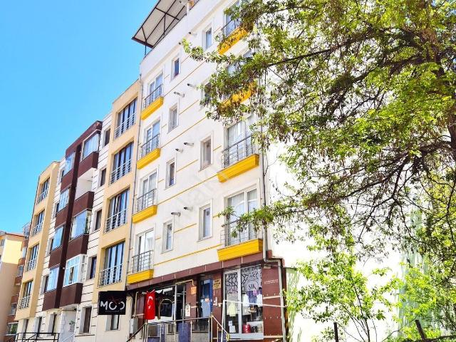 Garanti Emlak'tan Çarşı Merkezde Teraslı Eşyalı 1+1 Kiralık