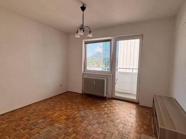 Garconniere mit getrennter Küche und Balkon