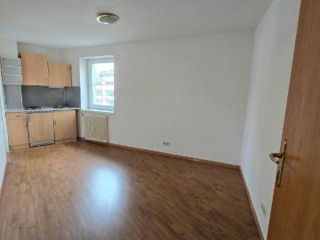 Garconniere mit Küche neben Bahnhof