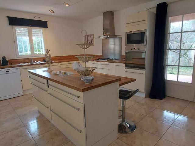 GARD. 30. GENERAC. Belle maison de 184 m2 de plain pied sur terrain arboré de 1264 m² avec piscine