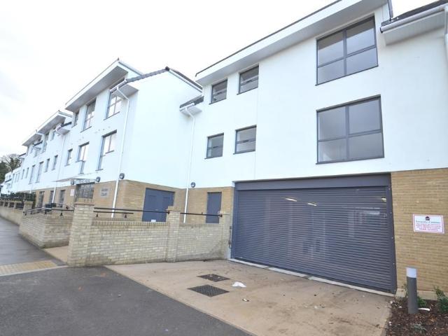 Garden Court, Station Road, West Drayton UB7, 1 bed flat to rent, £1,350 pcm | PrimeLocation